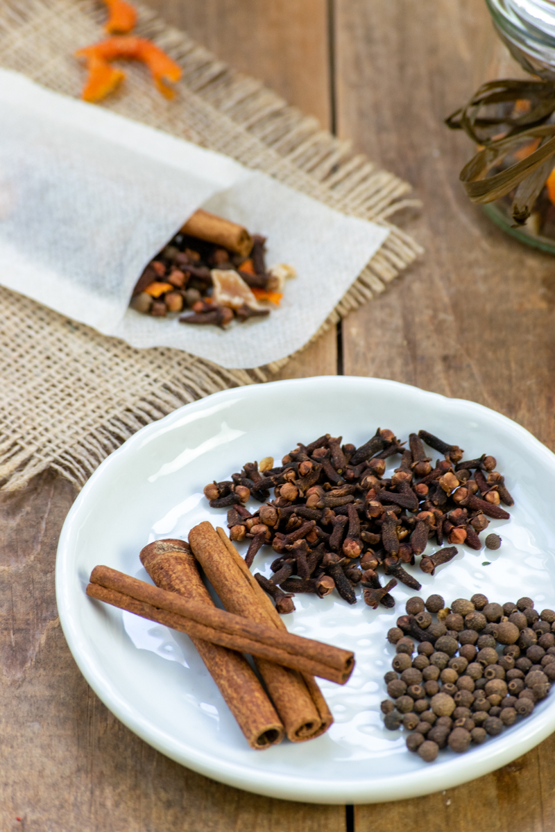 mulling spices cinnamon, cloves, allspice berries