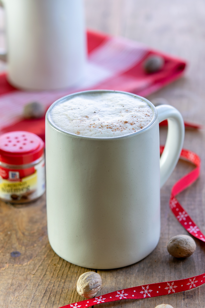 due tazze di zabaione chai latte e noce moscata
