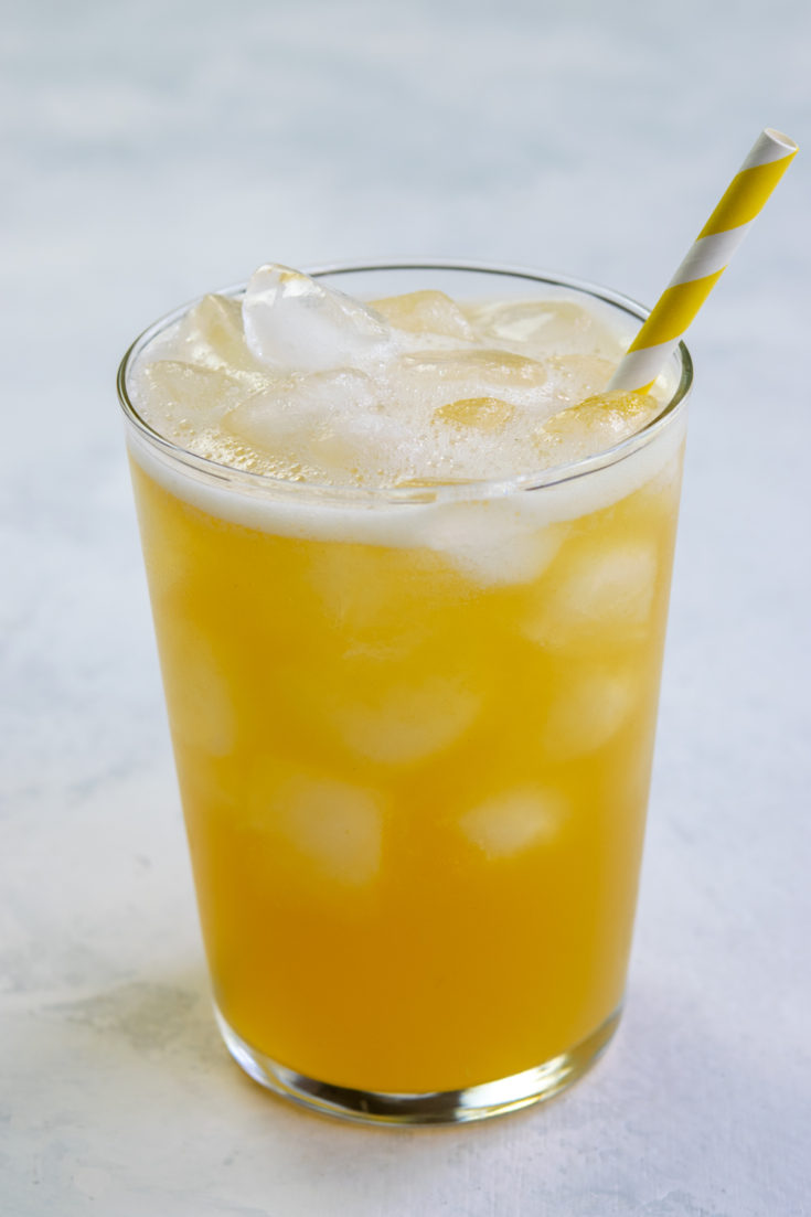 Easy Iced Peach Green Tea Lemonade Recipe (Starbucks Copycat